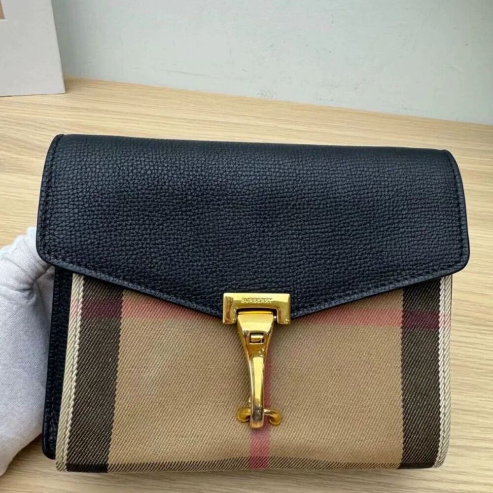 Burberry Women Pre-Loved Bag Very Good Condition